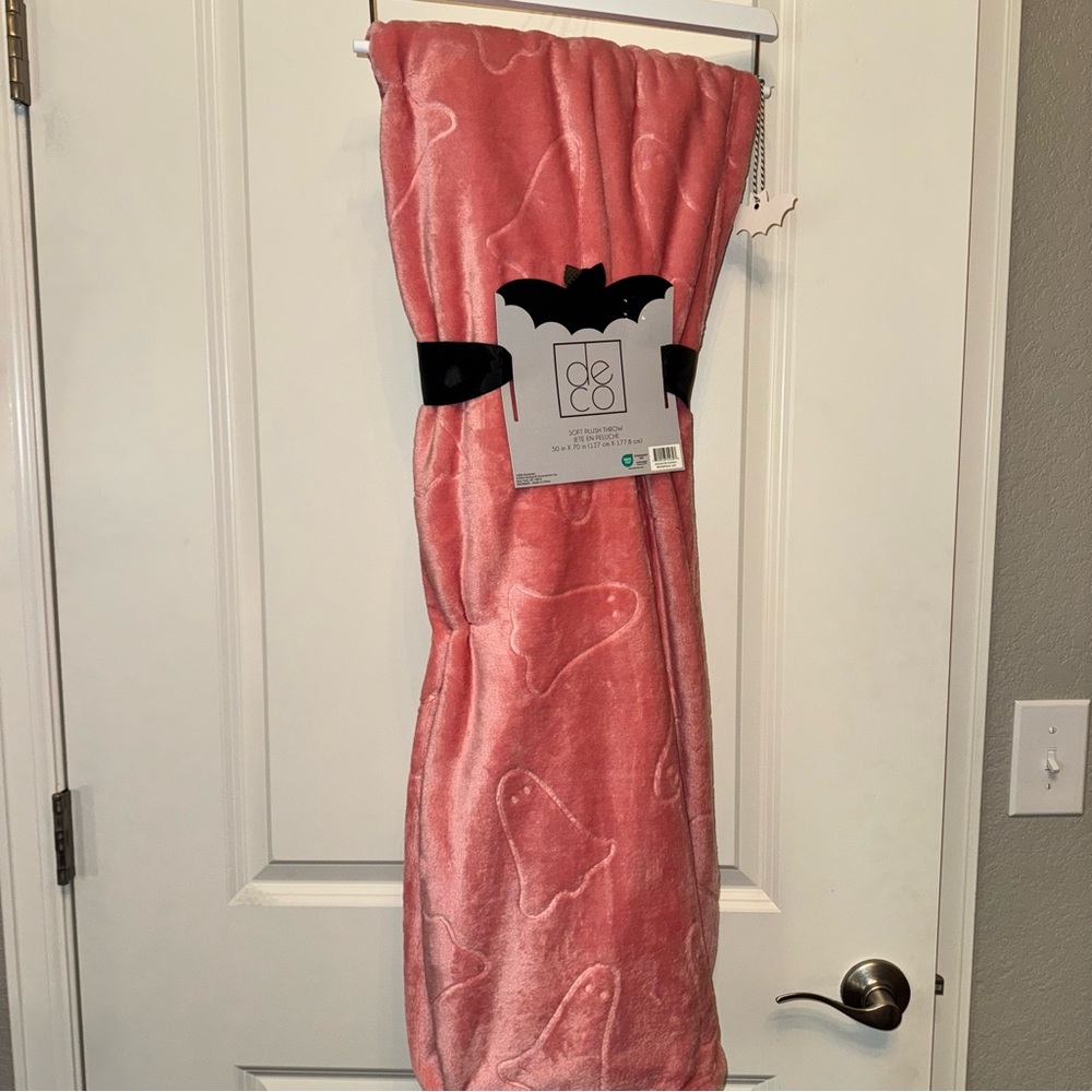 HALLOWEEN Pink Ghost EMBOSSED Print Blanket NWT 50x70